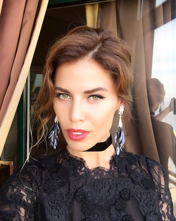 В 2013 году на премии Муз-ТВ артист появился с женой известного адвоката Ксенией Якубовской. После этого появились слухи, что рэпер разбил семью и отбил красавицу у юриста.