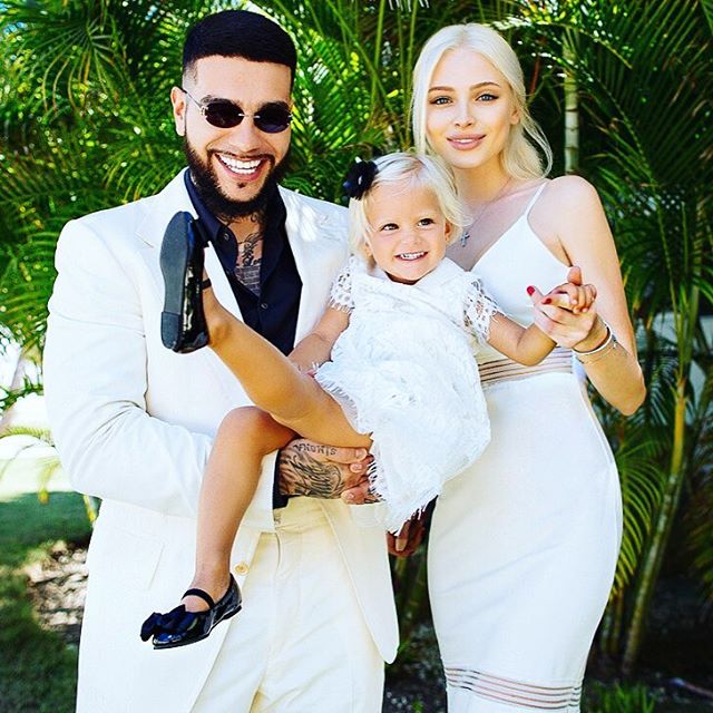 После череды мимолетных связей Тимати наконец-то было остепенился - начал жить с моделью Аленой Шишковой. В 2014 году у парочки появилась дочь Алиса. Но спустя какое-то время Алена и Тимати объявили о расставании. Рэпер до сих пор принимает участие в воспитании дочери. Алена же недолго думая вышла замуж за футболиста Антона Шунина.