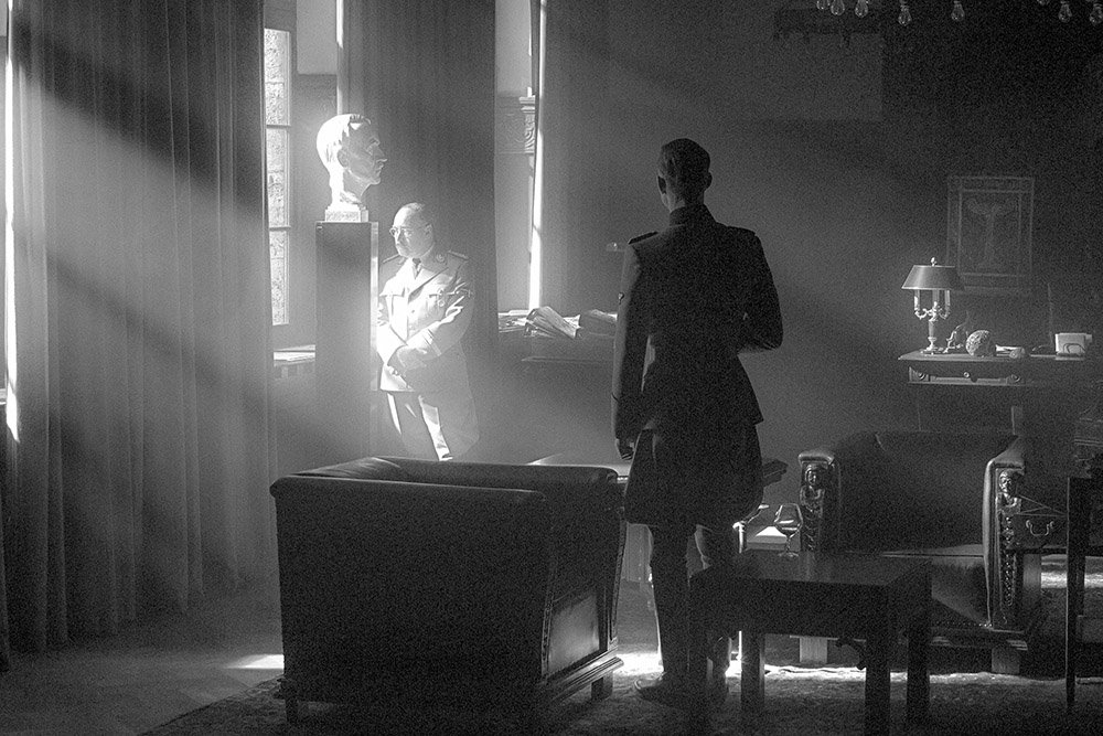 Фильм "Рай" посвящен Второй мировой войне, вернее тому, как она повлияла на судьбы отдельных людей.