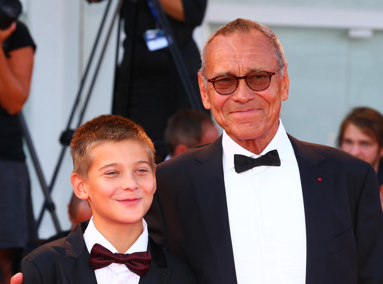 Именитый режиссер и его наследник вместо галстуков предпочли надеть стильные бабочки.