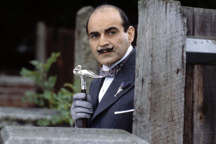 Чудовищно старомодный, зацикленный на порядке, но при этом чрезвычайно обаятельный Эркюль Пуаро в исполнении Дэвида Суше.