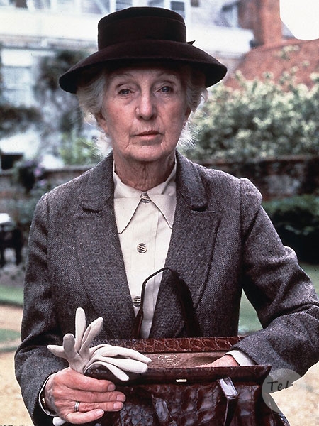 Другая исполнительница роли мисс Марпл - Джоан Хиксон. В 1946 году на нее обратила внимание сама Агата Кристи, смотревшая в театре постановку собственной пьесы "Свидание со смертью". "Однажды Вы сыграете мисс Марпл", - предсказала писательница. Джоан Хиксон, которой тогда не было и сорока лет, даже обиделась на Агату. Спустя еще сорок лет это предсказание сбылось.