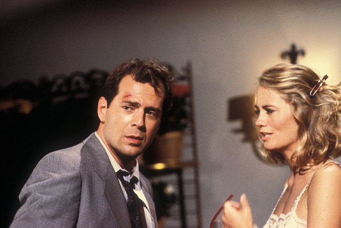 Сладкая парочка сыщиков детективного агентства "Лунный свет" в исполнении Брюса Уиллиса и Сибилл Шеперд. Интересно, что название "конторы", Moonlight, на жаргоне означает "подработка", "халтура".