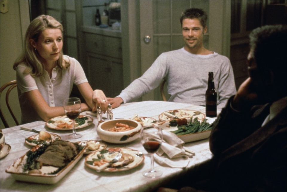 Детектив Дэвид Миллз, он же Брэд Питт, в фильме "Семь" расследует серию жестоких убийств. Преступник хладнокровно расправляется с людьми, которые, по его мнению, олицетворяют смертные грехи: обжорство, алчность, гордыню и похоть. Под горячую руку злоумышленника попадается и жена детектива, которую сыграла Гвинет Пэлтроу.