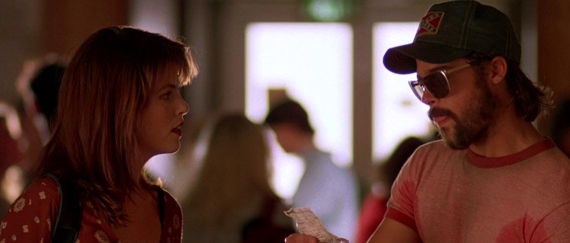 В картине "Калифорния" Брэд Питт становится угрюмым и заросшим. Вместе со своей экранной возлюбленной, героиней актрисы Кэти Ларсон, он умудряется здорово напугать случайных попутчиков, которые изучают поведение маньяков.