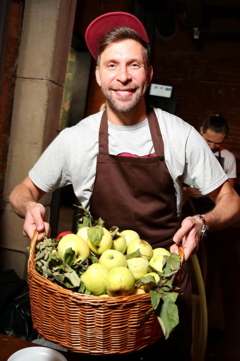 Телеведущий Арчи принес на ярмарку целую корзину ароматных яблок.