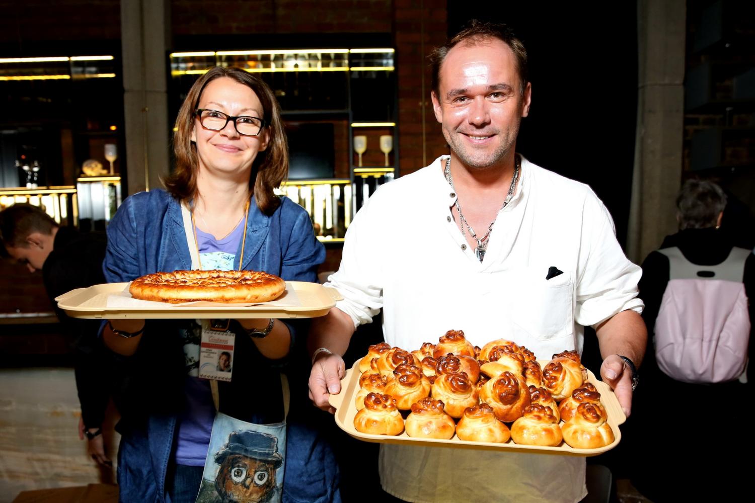 Актер Максим Аверин бойко торговал домашними булочками и пирогами.