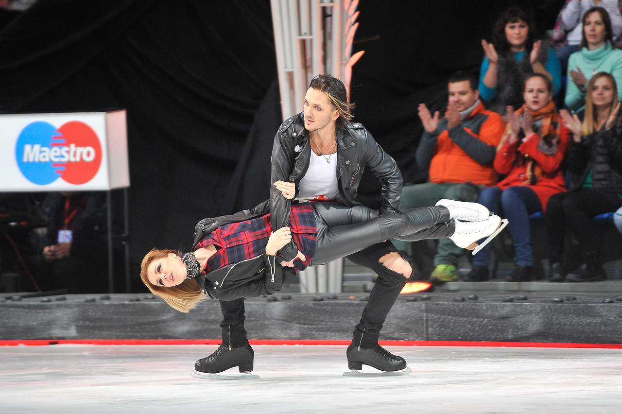 Певица Юлианна Караулова и фигурист Максим Траньков.