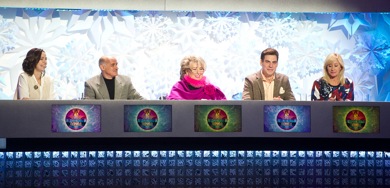 Оценить выступление артистов и фигуристов пригласили: бывшую финалистку проекта Валерию Ланскую (актриса выступала в паре с Алексеем Ягудиным, и они заняли второе место); легендарного советского фигуриста, олимпийского чемпиона, а ныне тренера Геннадия Карпоносова и актера Дмитрия Дюжева. Татьяна Тарасова осталась неизменной.