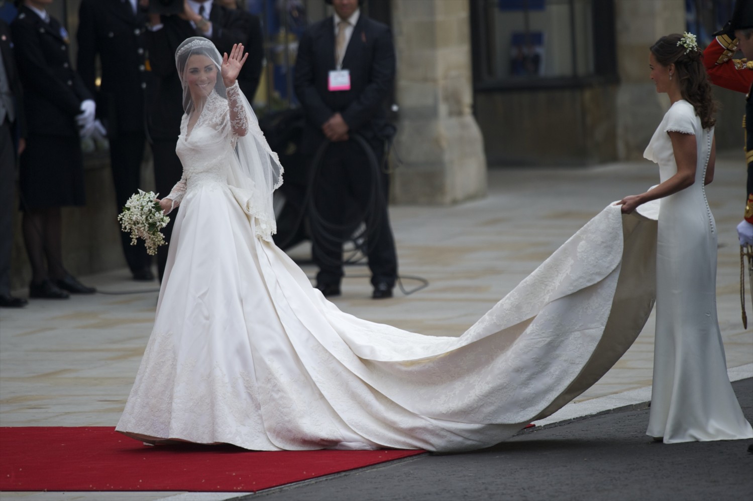 Гостями церемонии стали 650 человек - представители королевских семей со всего мира, члены британского правительства, Элтон Джон, чета Бекхэмов. Венчание продлилось чуть более часа и транслировалось на весь мир.