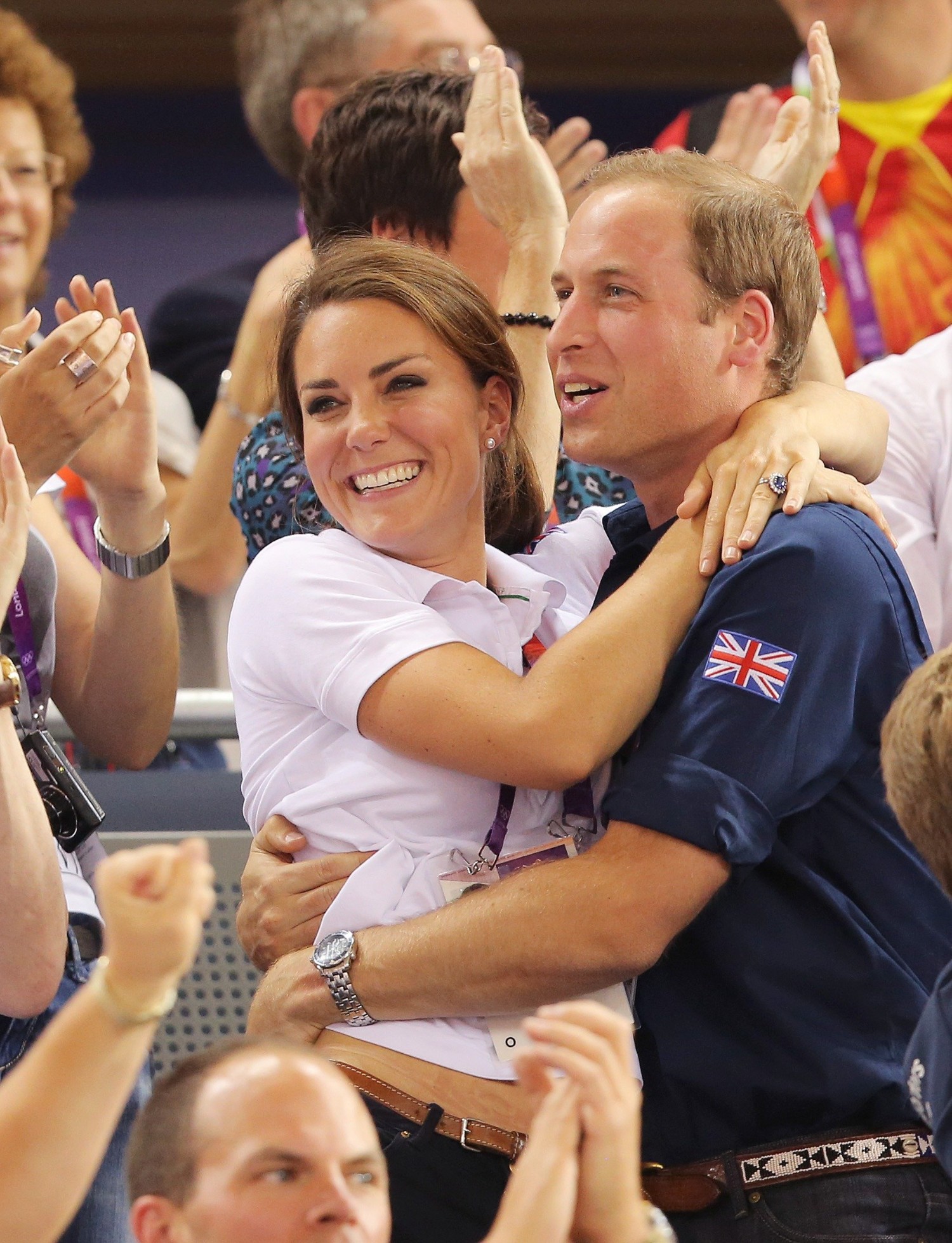Уильям так обрадовался победе британских велосипедистов на Олимпиаде 2012 года в Лондоне, что подхватил Кейт на руки прямо на стадионе.