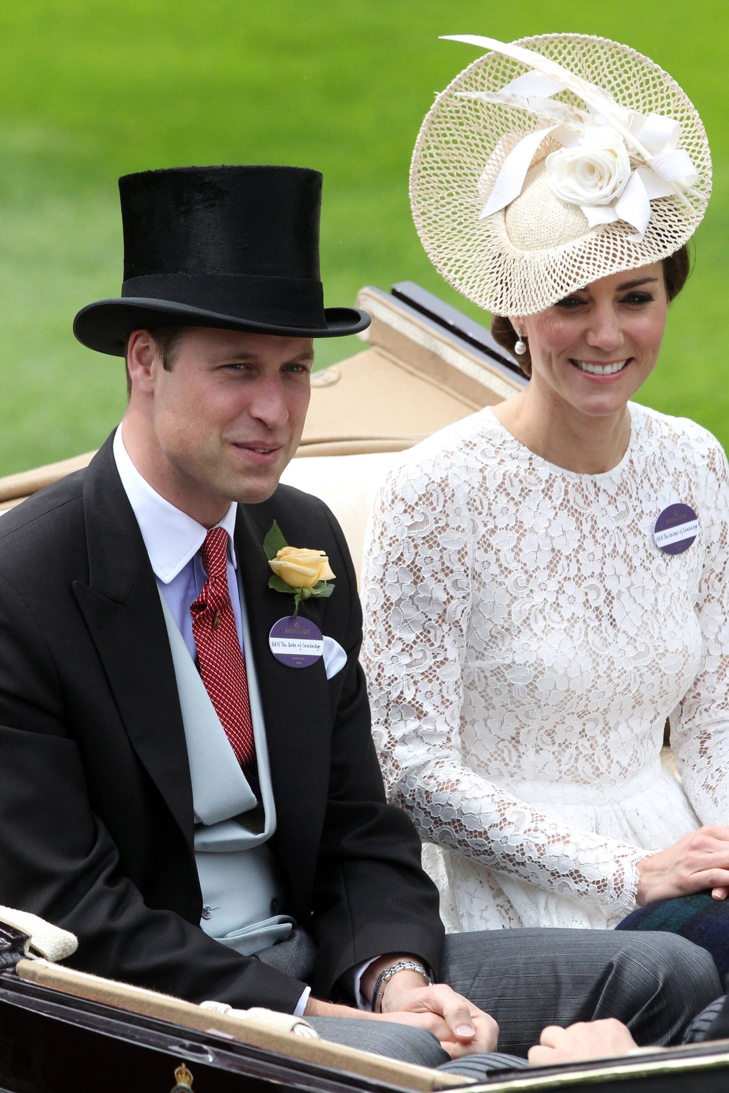 Королевская семья на ипподроме. Не правда ли, роскошные шляпы?