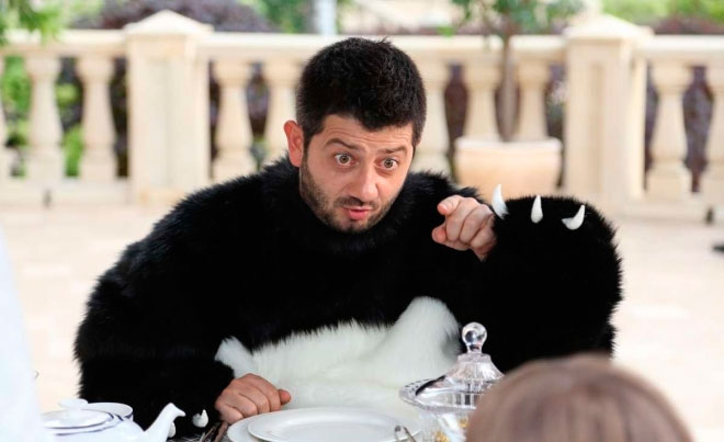 Человек в костюме панды в картине "Подарок с характером".