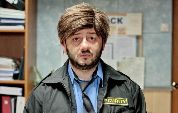 За этот печально-виноватый взгляд так и хочется "понять и простить" охранника Александра Родионовича Бородача.