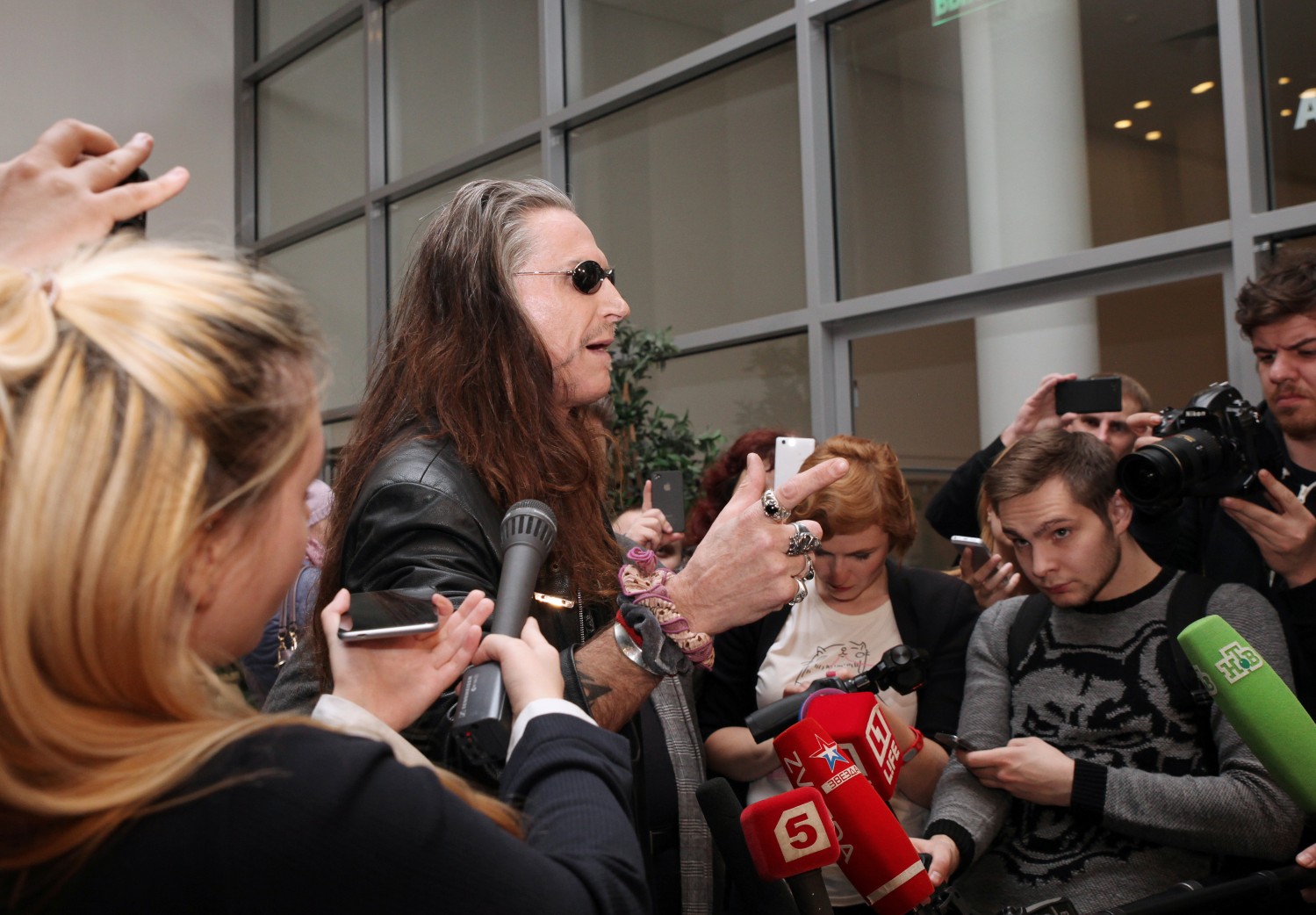 Гостей вечера развлекали играми, песнями и фокусами.