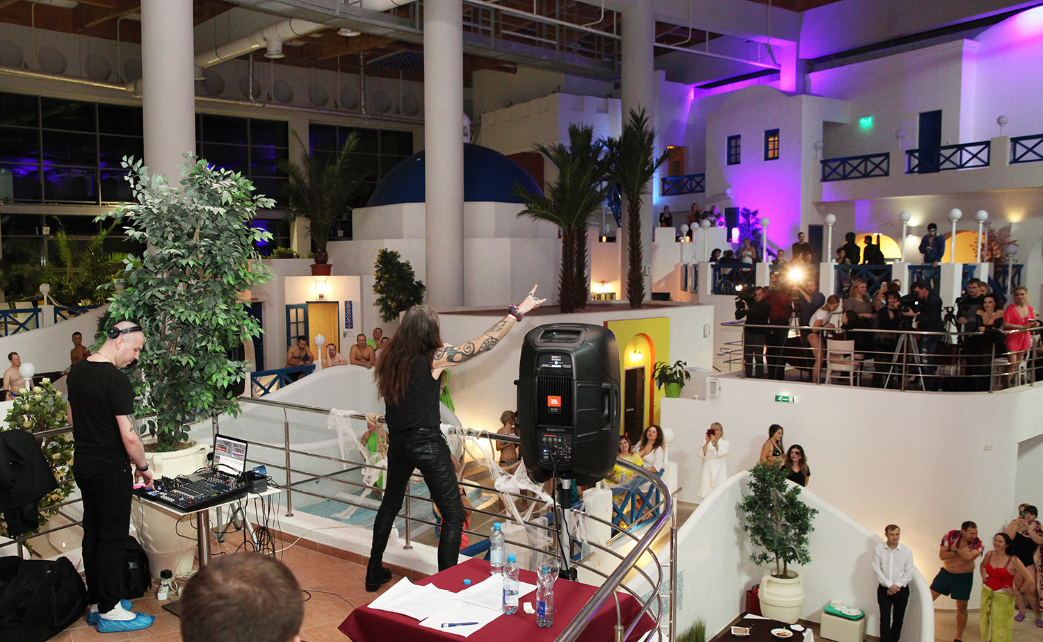 Всего вечеринку посетило более 400 гостей.