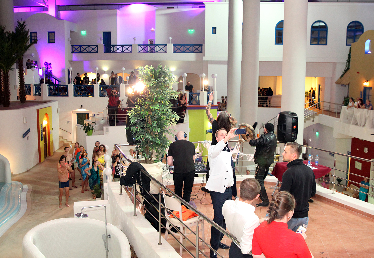 Мероприятие вели двое ведущих Роман Огнев и Денис Бондарков.