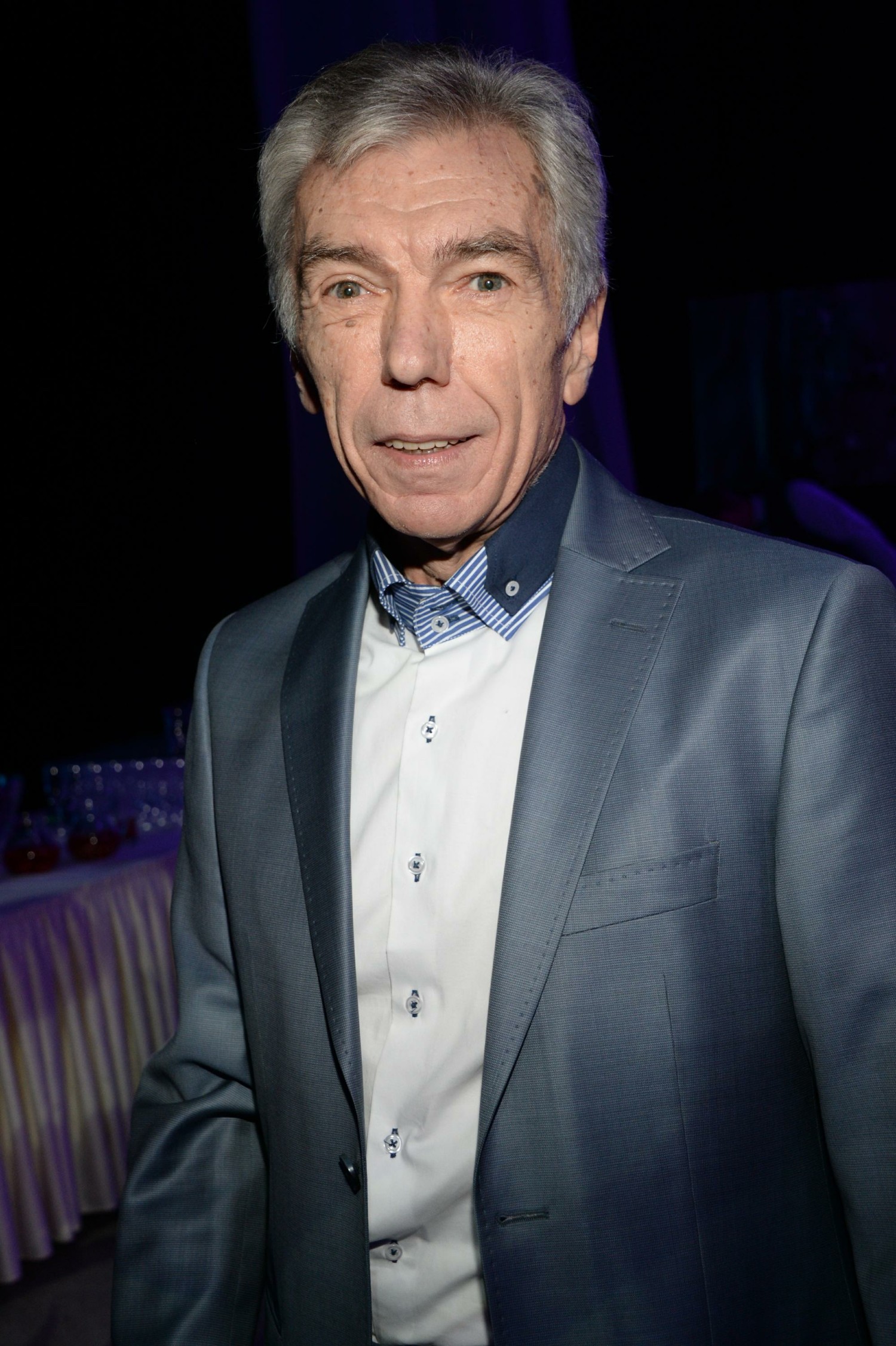 Ведущий Юрий Николаев не скрывает, что несколько лет лечился от алкоголизма. "Для меня алкоголизм был не просто проблемой, а настоящей бедой!" - признавался он. К счастью, артисту удалось справиться с бедой и вернуться на телевидение.