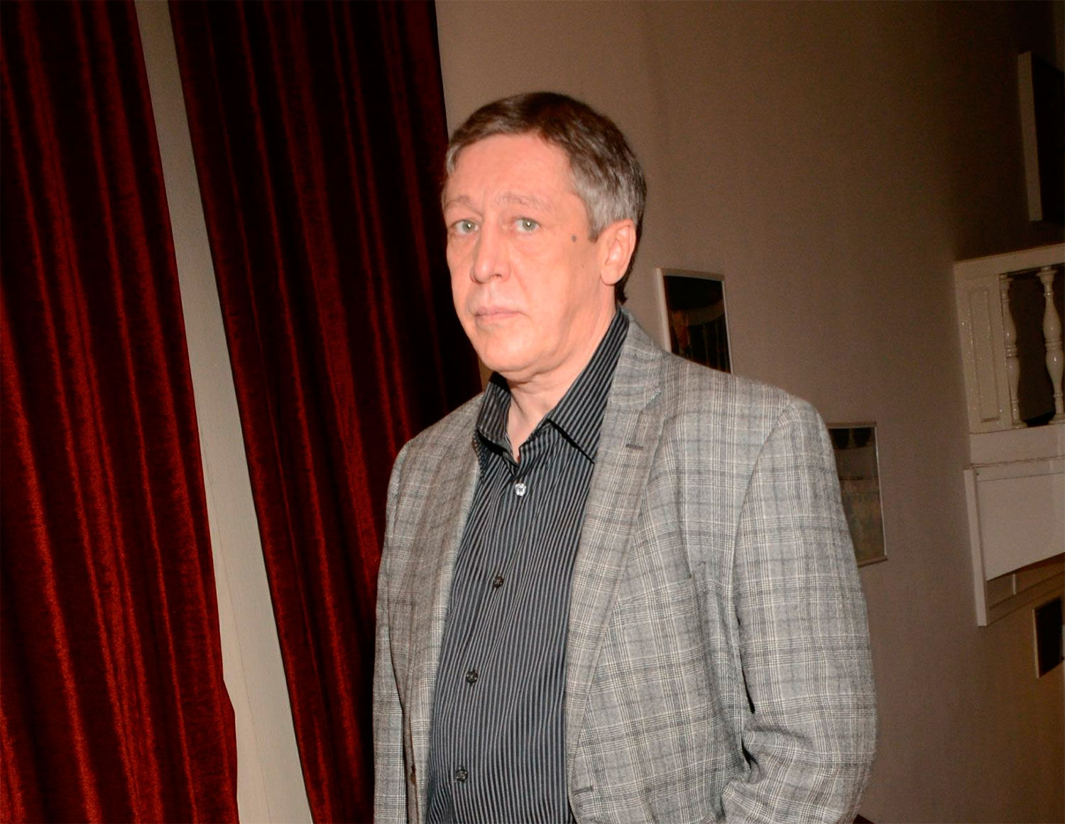 Актер Михаил Ефремов признавался, что кодировался от алкоголизма, но это ему не очень помогло. Периодические загулы Ефремова продолжаются и по сей день.