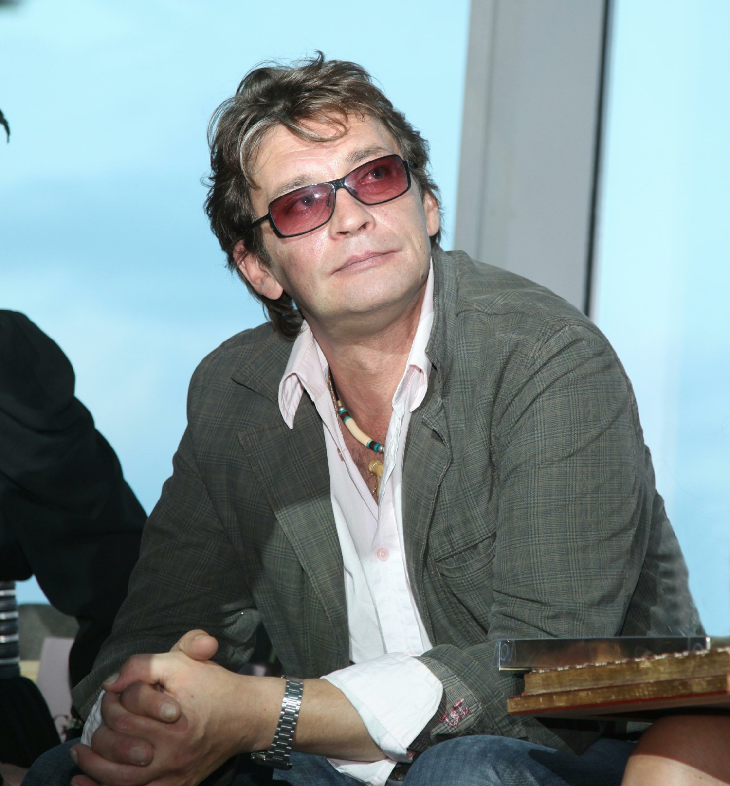 Из-за проблем с зеленым змием актера Александра Домогарова даже несколько раз госпитализировали. Но в итоге работа в театре и кино оказалась для артиста важнее, и он смог справится с привычкой.