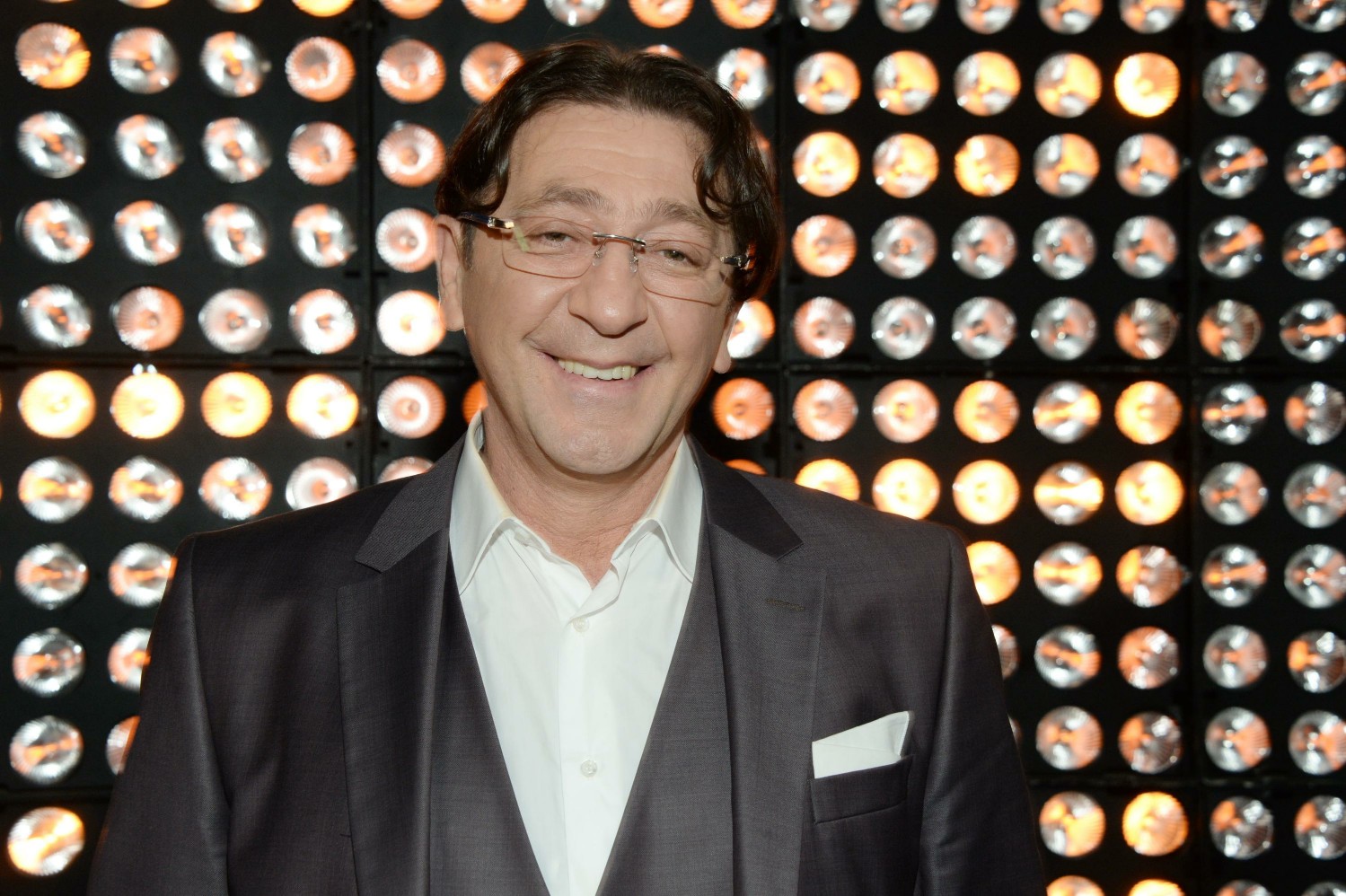 Певец Григорий Лепс переехал в Москву из Сочи в 30-летнем возрасте. "Просто уже понимал, что если останусь петь в ресторанах Сочи, то выдохнусь как артист, - делился он. - Ночи работал напролет. А усталость снимал алкоголем…" В столице артист действительно практически перестал пить.