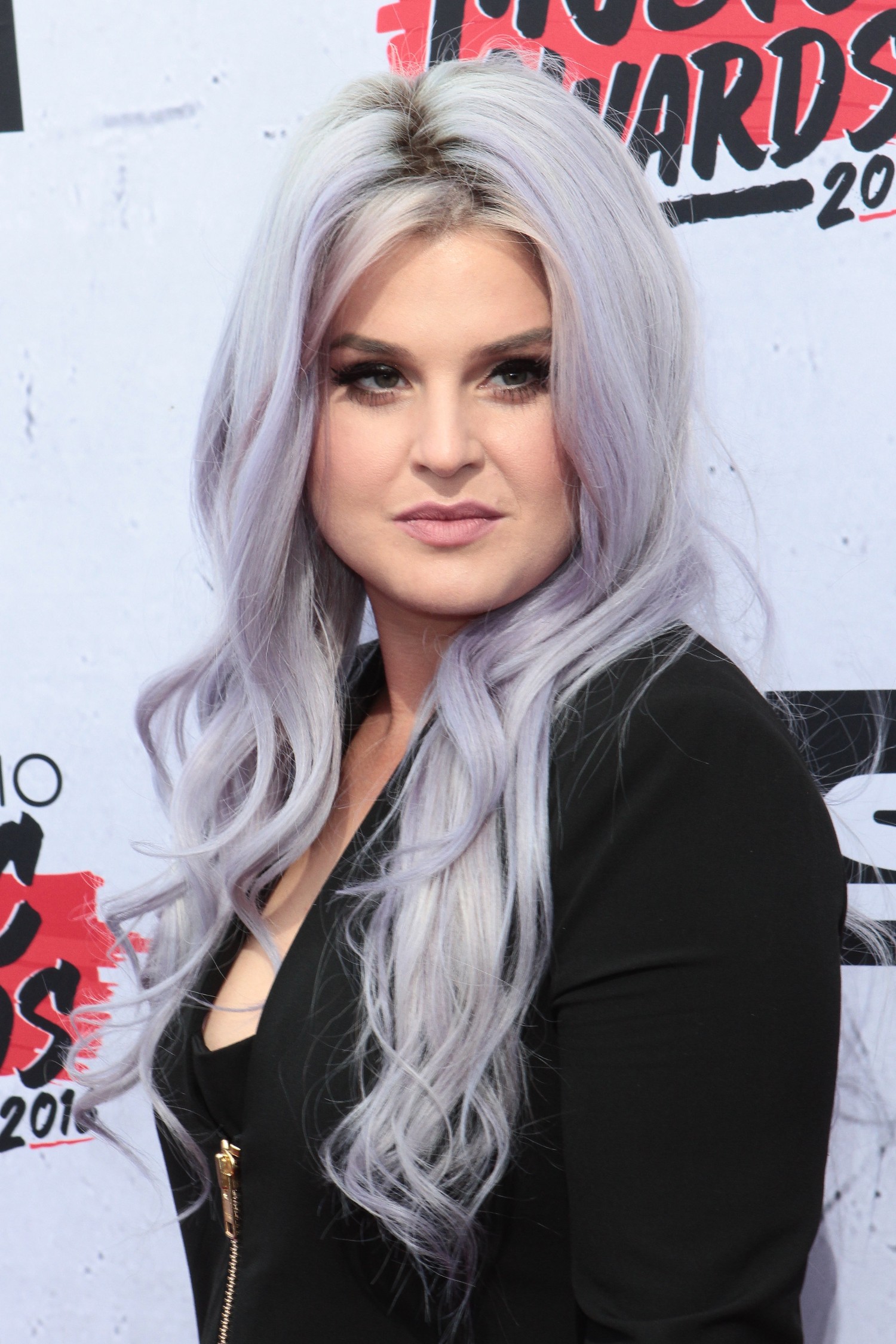 Актриса и певица Келли Осборн получила зависимость "благодаря" своему отцу, Оззи Осборну. "Алкогольная зависимость у меня в генах", – оправдывалась девушка. Свое 18-летие она отметила в реабилитационной клинике. Зато сейчас Келли - примерная трезвенница.