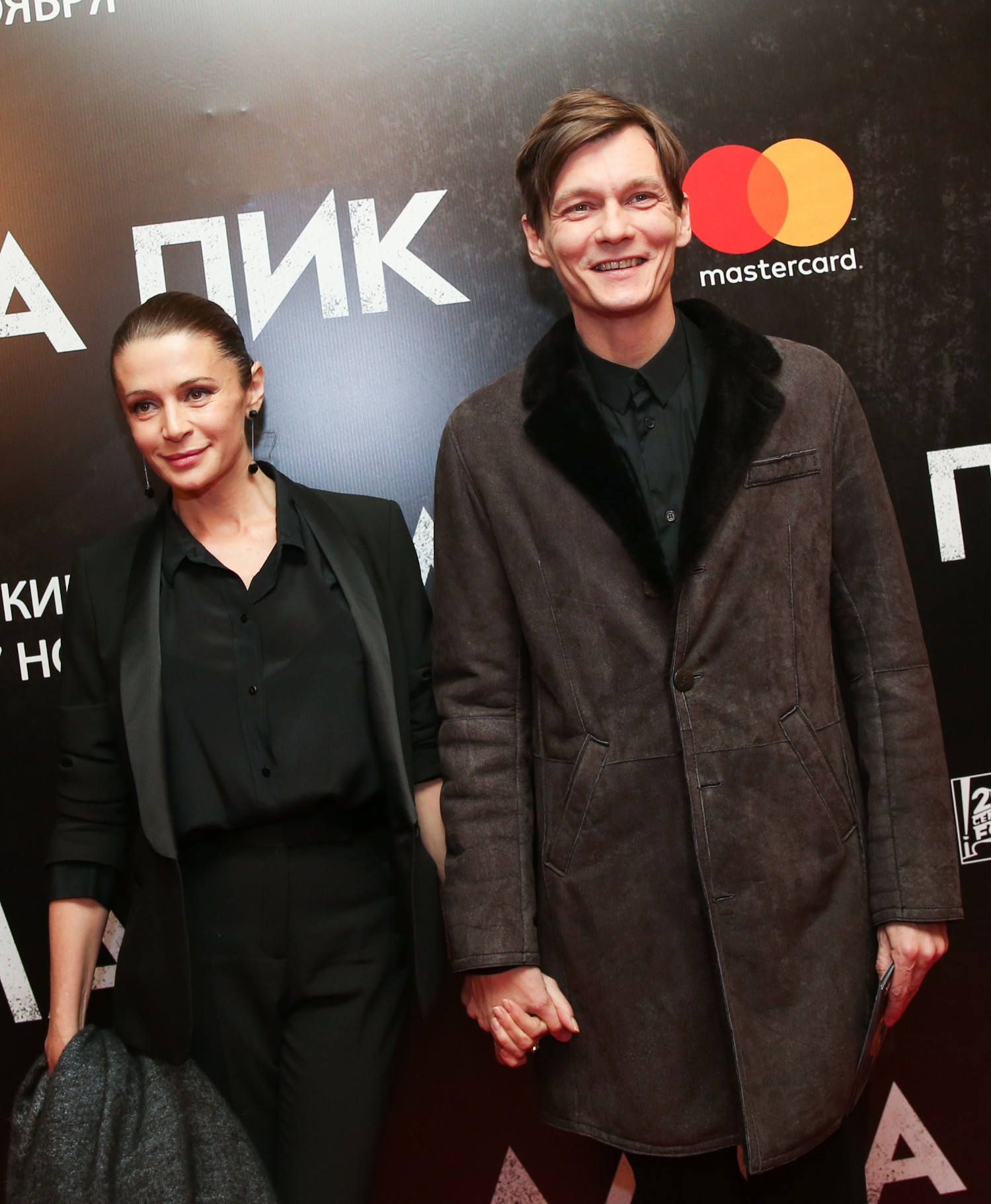 Исцелившийся от рака Филипп Янковский и его красавица-жена Оксана Фандера пришли на премьеру фильма Павла Лунгина "Дама пик".