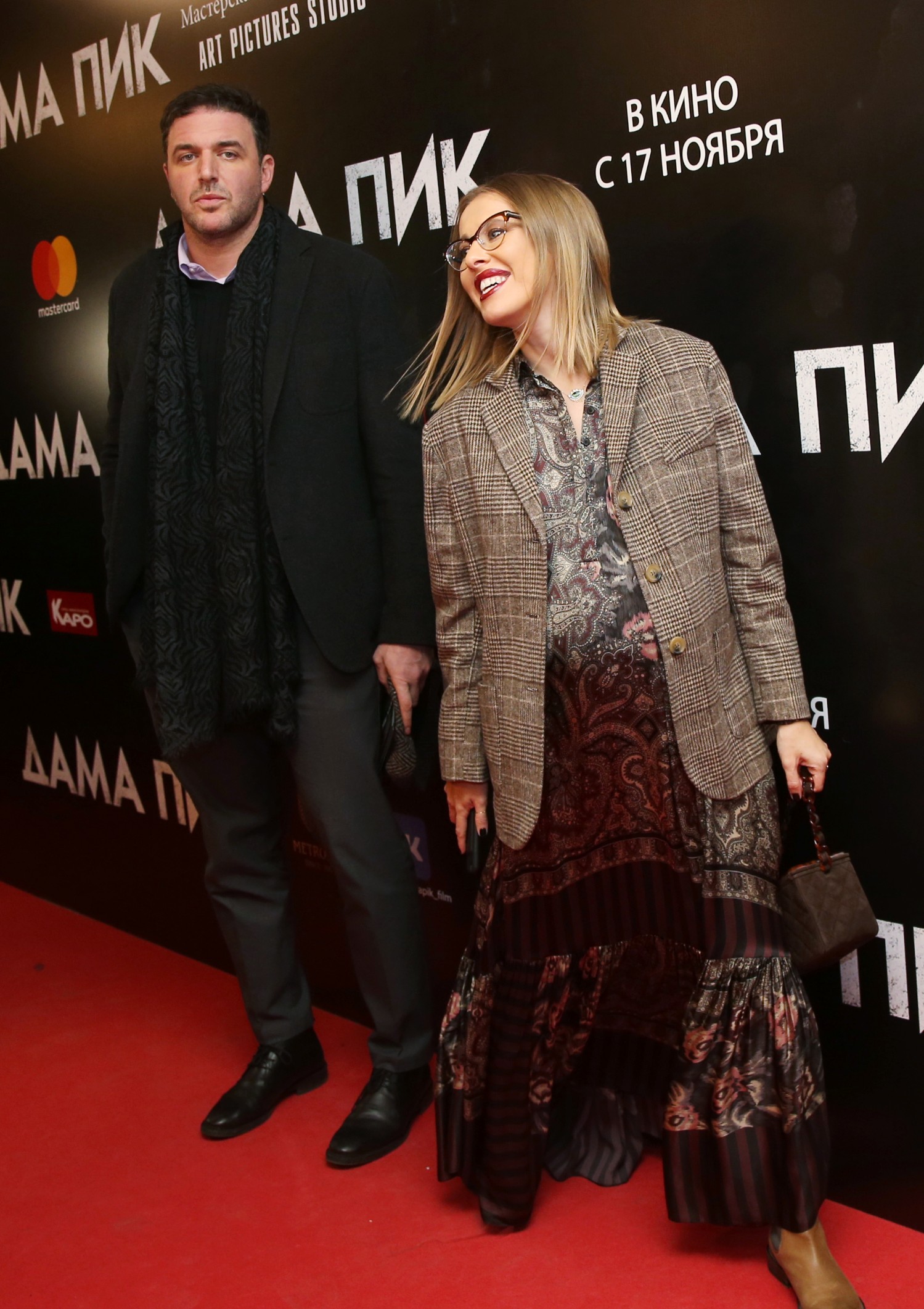 Оценить картину Лунгина пришли даже глубоко беременная и сияющая Ксения Собчак с мужем Максимом Виторганом, который, напротив, был мрачнее тучи.