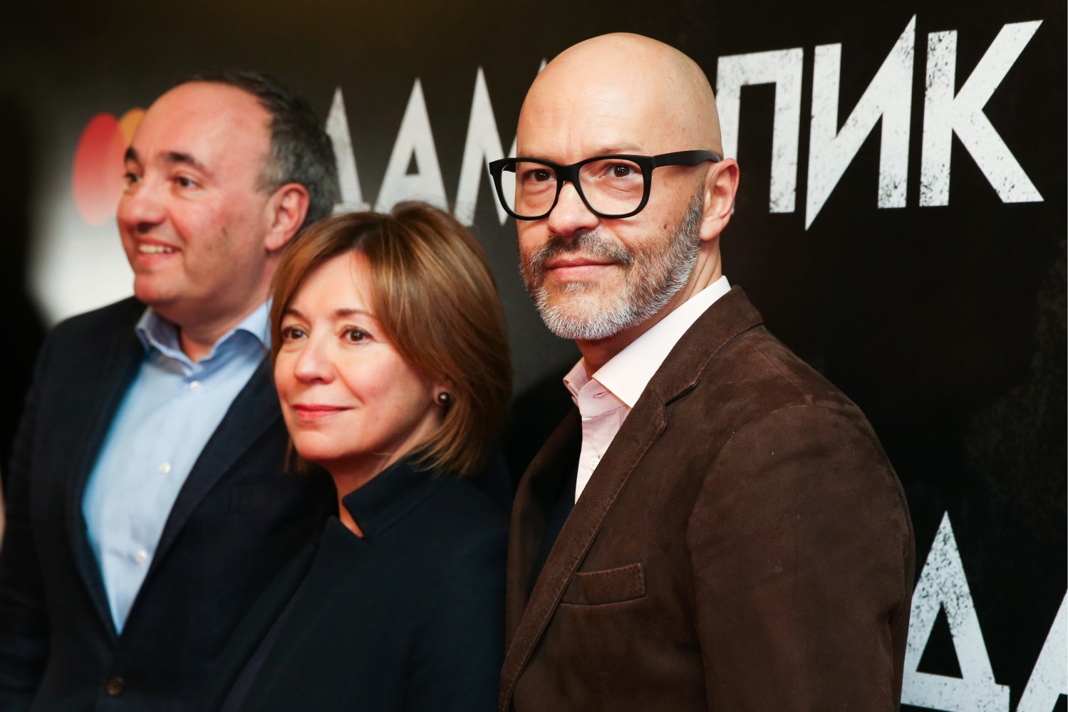 На премьеру к Лунгину заглянул и его коллега Федор Бондарчук, позировавший с продюсером Александром Роднянским и его женой Валерией Мирошниченко.