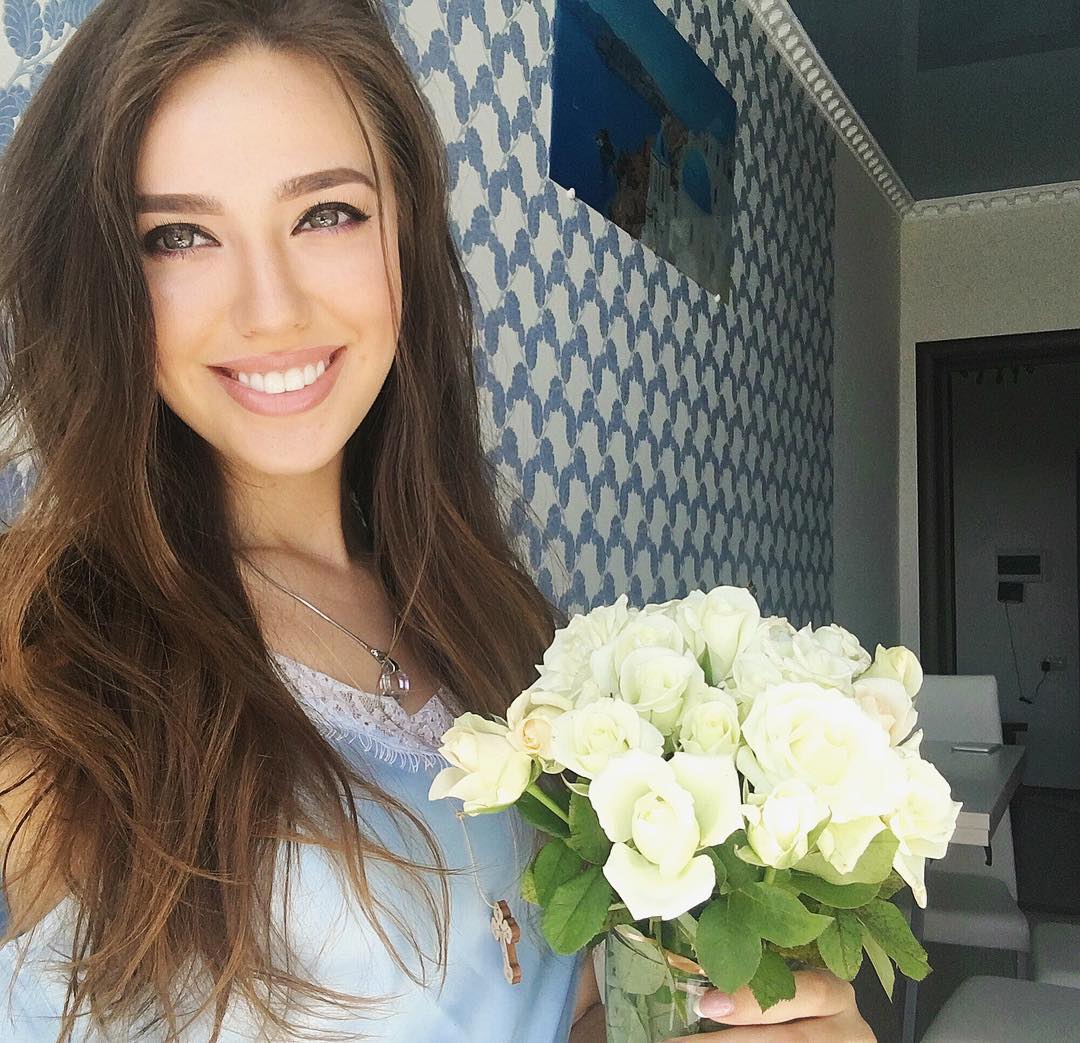 Сейчас Костенко учится в московском РУДН на филологическом факультете по направлению "журналистика".