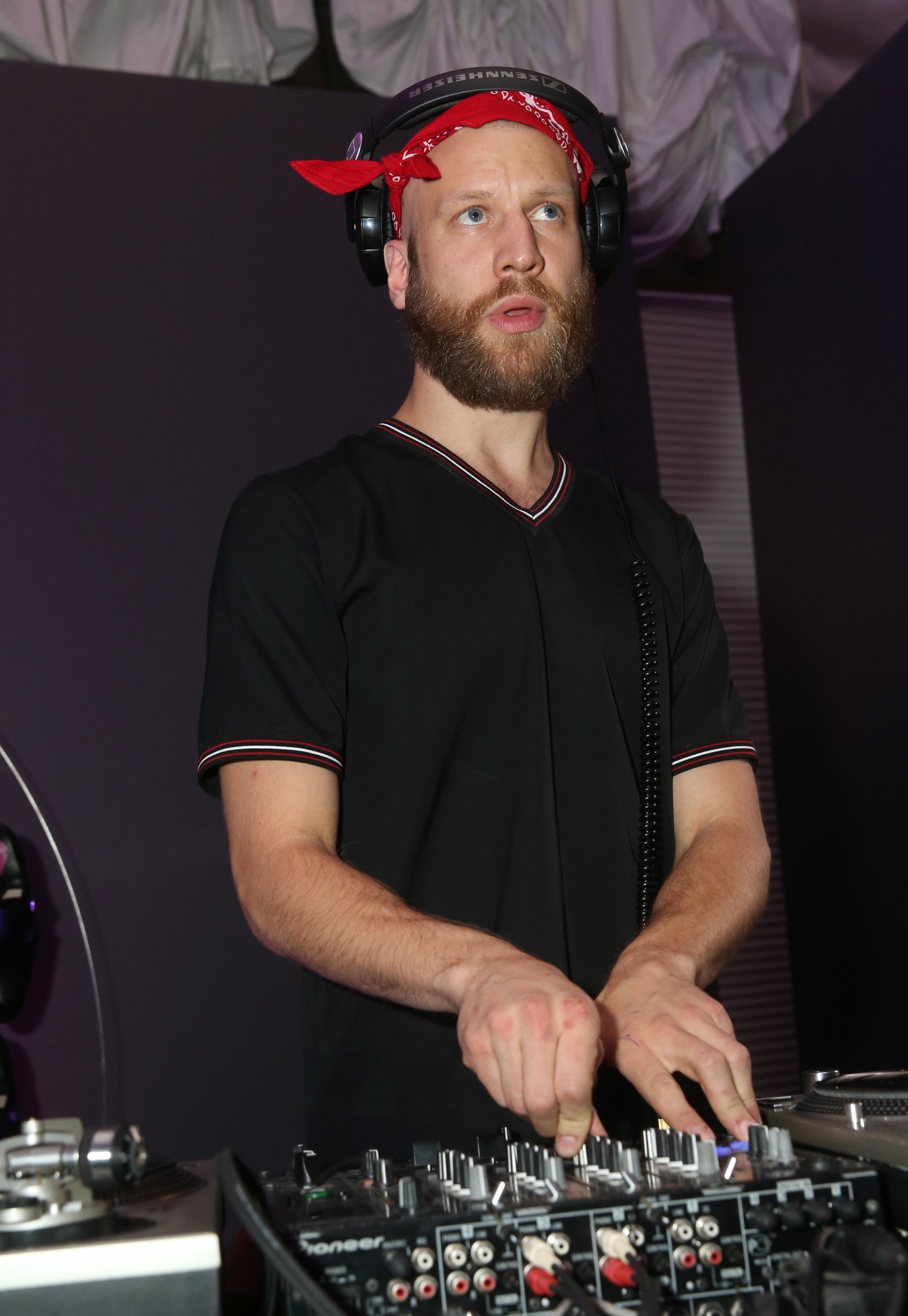 За пультом диджея стоял Иван Дорн.