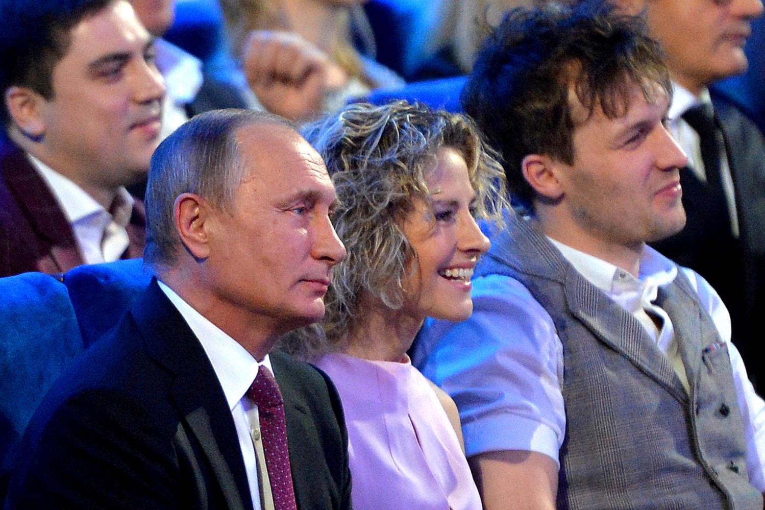 Президент сидел в первом ряду. Справа от Путина находился Александр Масляков-младший справа - звезда КВН, участница команды "Триод и Диод" Елизавета Кажанова.