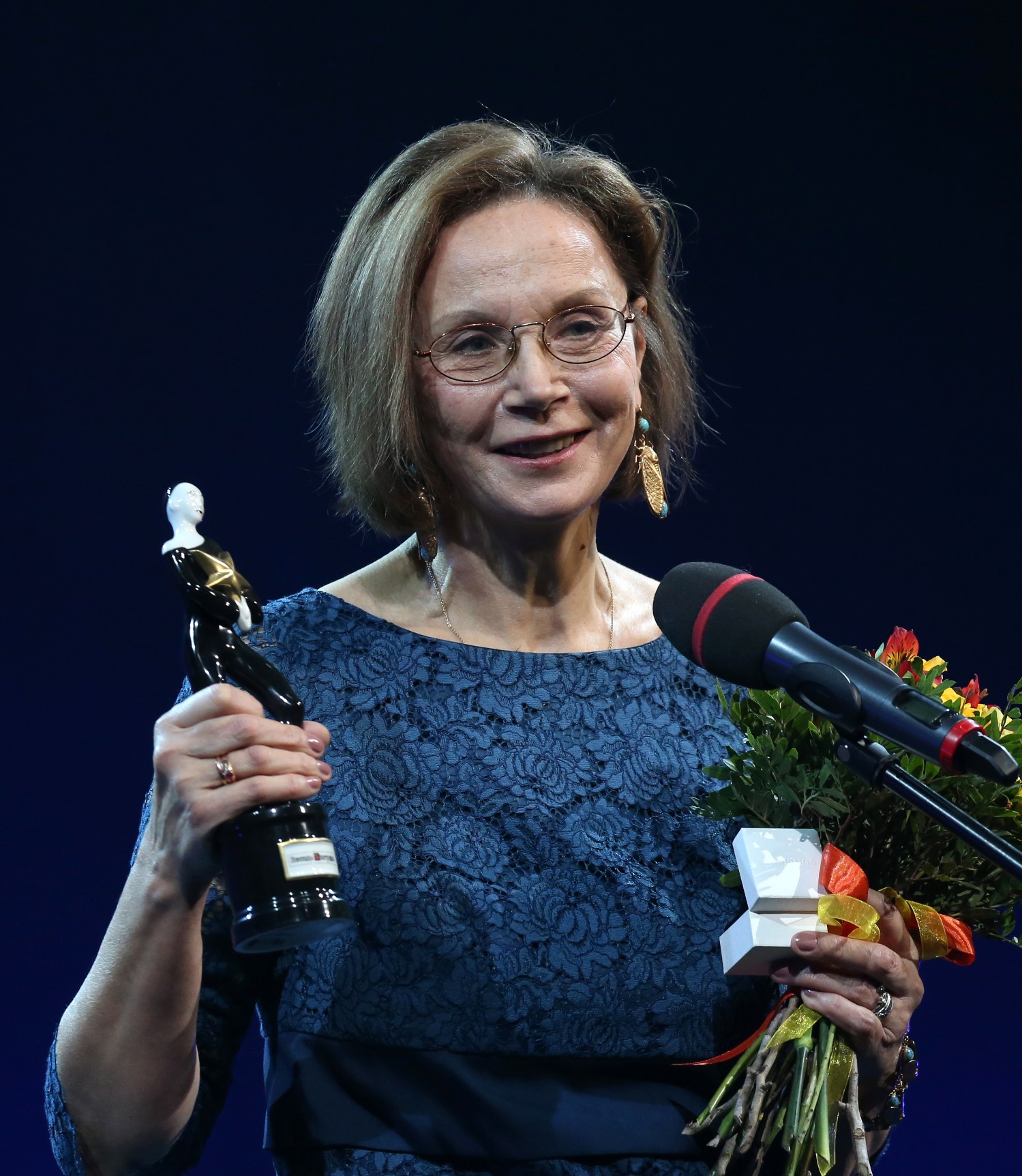 Актриса Ирина Купченко, получившая приз в номинации "Лучшая роль театральной актрисы в кино" за роль в фильме "Училка" .