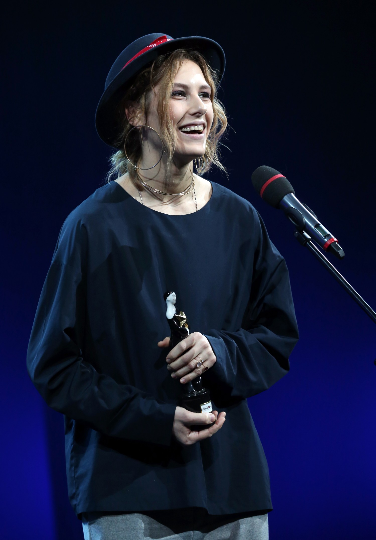 Актриса Ирина Горбачева, получившая приз в номинации "Лучшая женская роль второго плана" за роль Елены в спектакле "Сон в Летнюю ночь" театра "Мастерская Петра Фоменко".