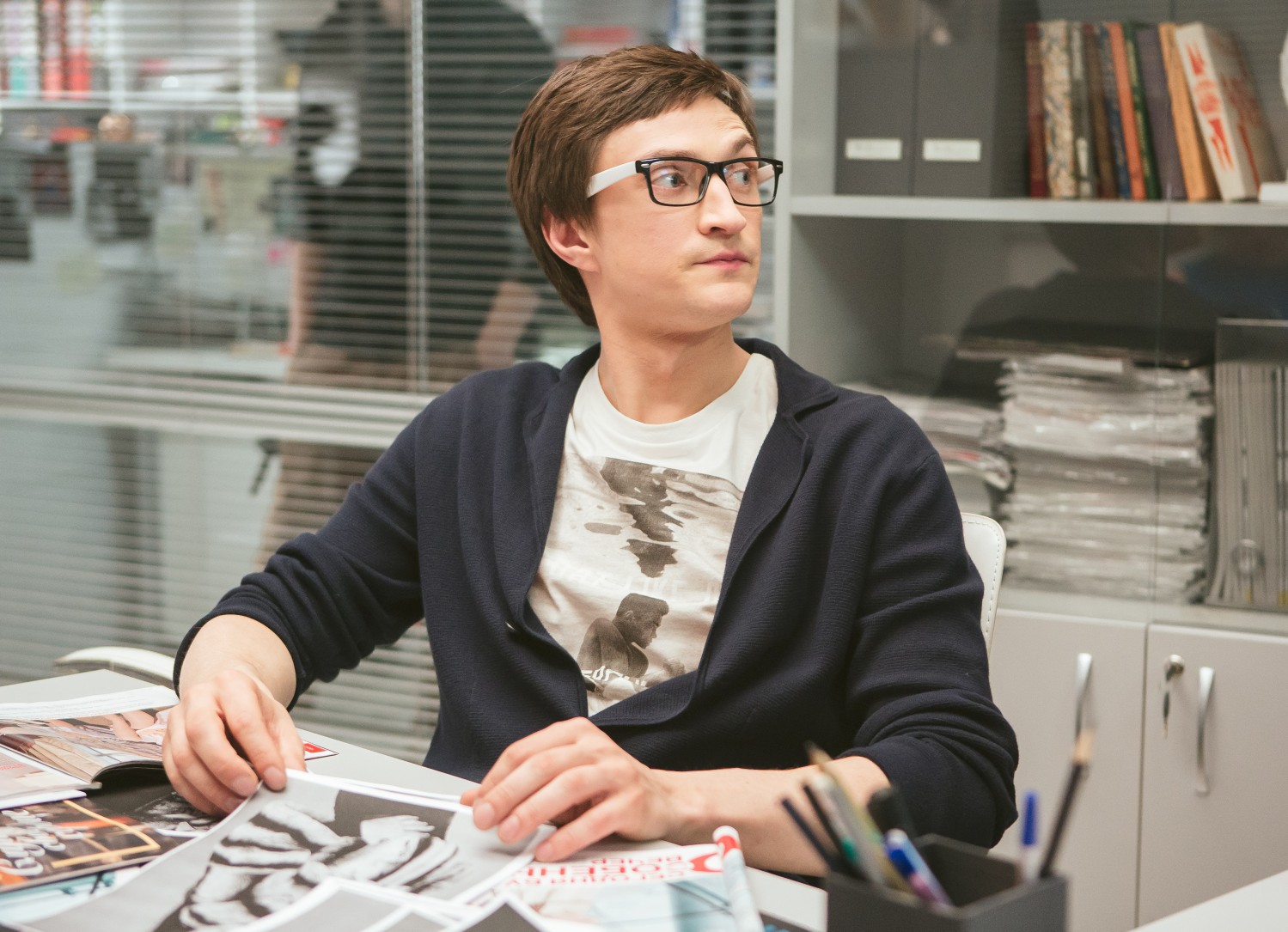 Герой Юрия Чурсина Саша работает менеджером в компании по продаже мехов.