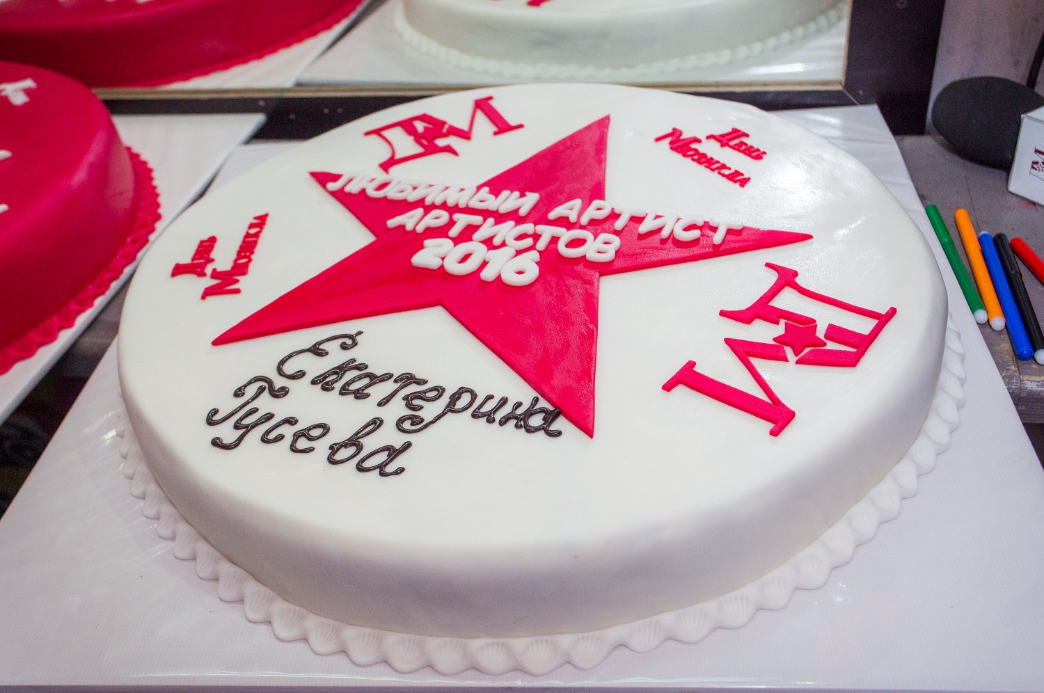 Голосистая актриса, получившая множество подарков от организаторов и именной торт, была счастлива удостоиться столь лестного звания.