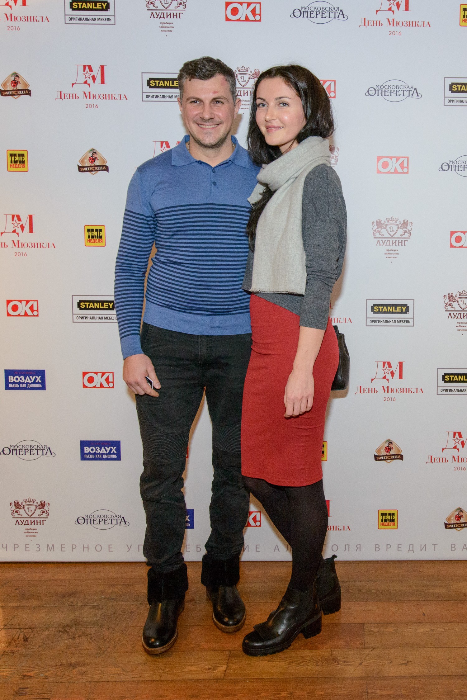 Праздник не смог пропустить даже Алексей Секирин, разбивший в ДТП лоб и травмировавший руку. Актера сопровождала жена.