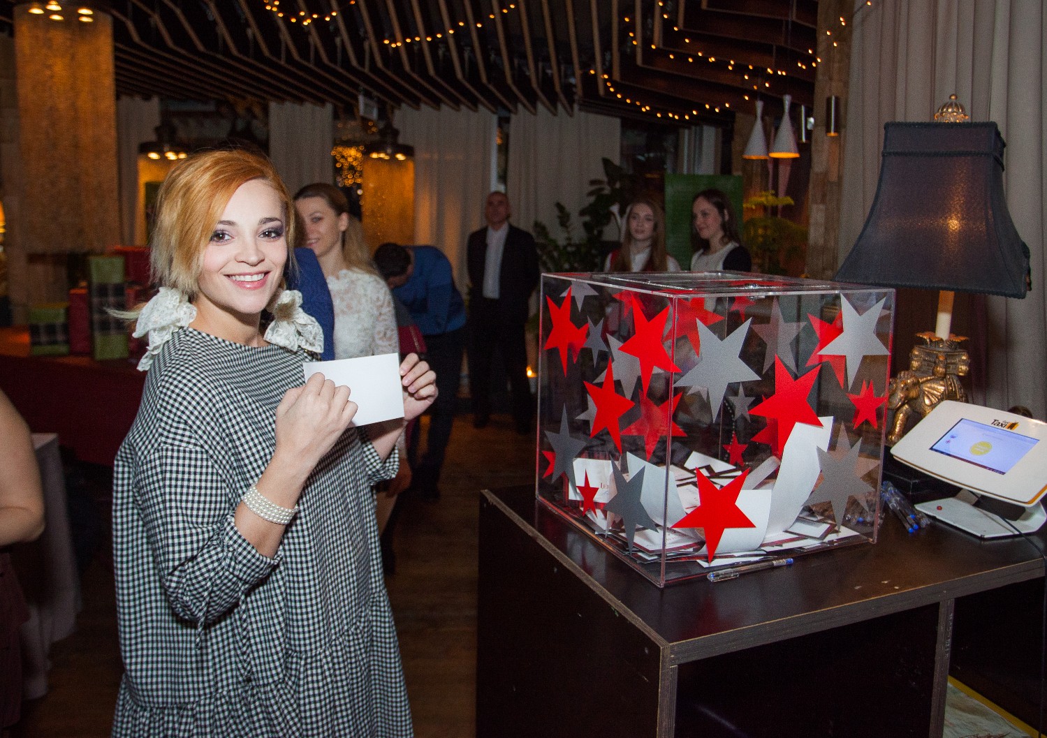 Теона Дольникова в процессе голосования.