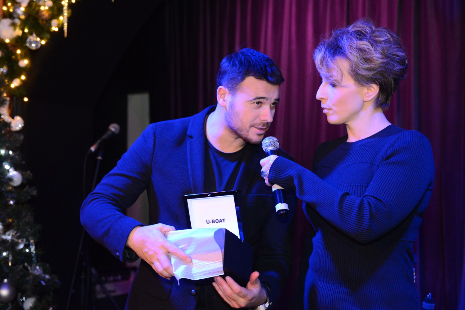 Певцу Эмину же досталась книга "Сказки Бажова" за 650 тысяч рублей от певицы Зары.