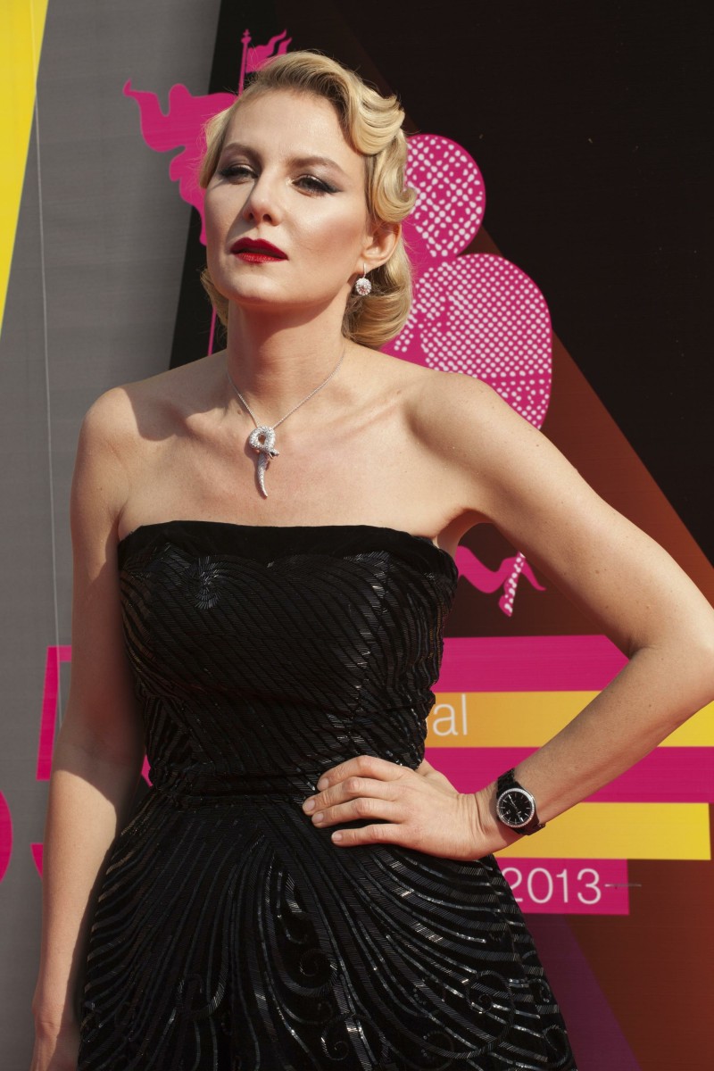 Рената Литвинова безупречна на красных дорожках.