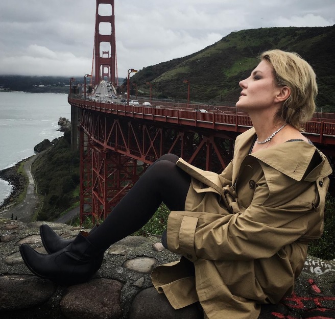 Рената много времени проводит за границей.