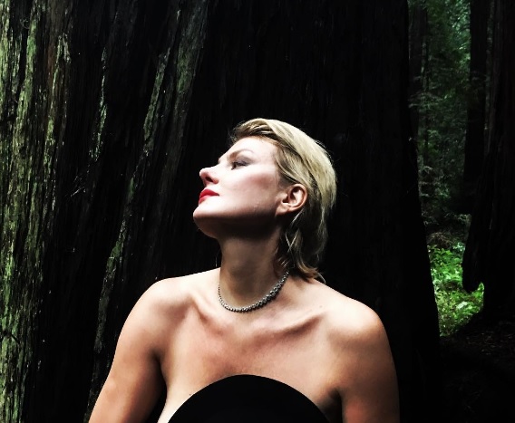 А еще актриса является лицом известного ювелирного бренда.