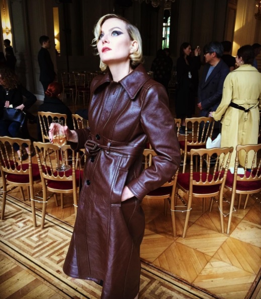 Рената производит впечатление "нездешней" девушки.