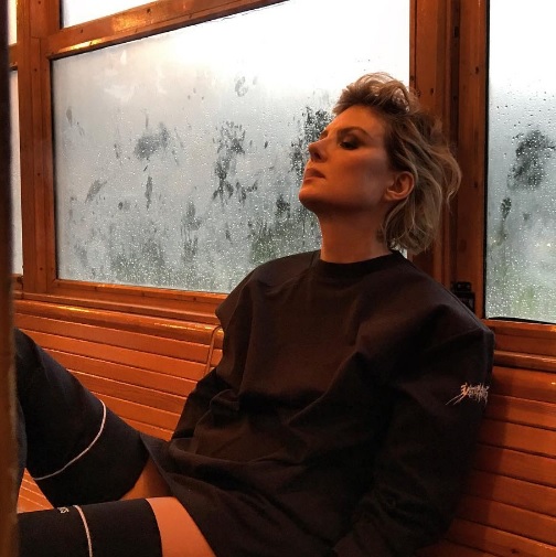 Подчас Литвинова пытается повторить стиль своей подружки, певицы Земфиры.