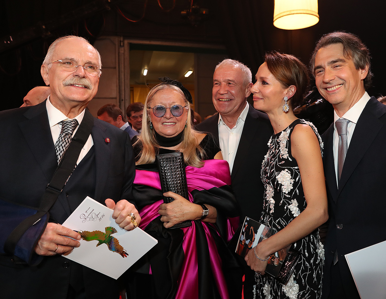 Мэтр пришел на премию с перевязанной рукой.