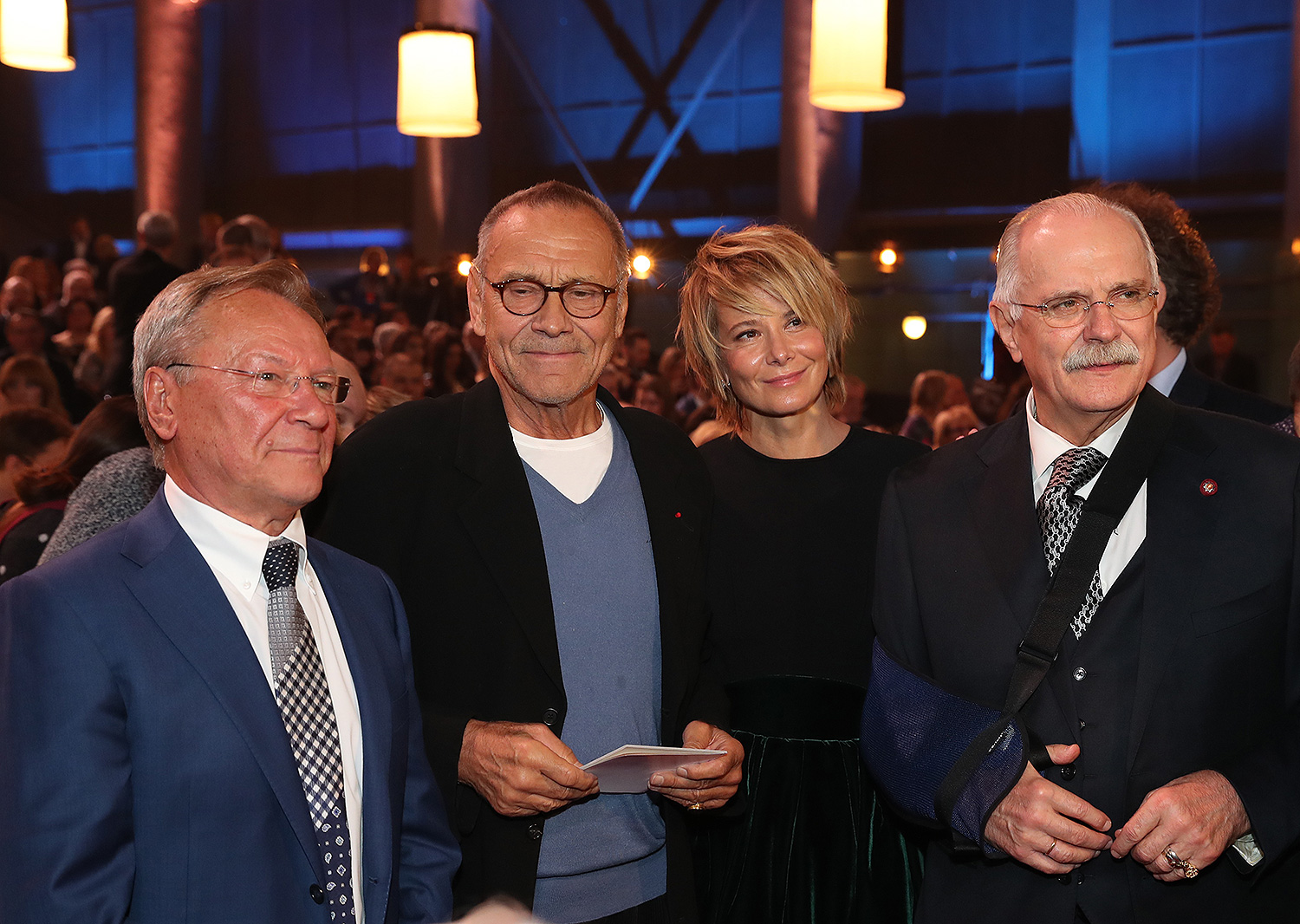 Но, как рассказал сам режиссер, он лишь порвал бицепс, когда спрыгивал с лошади.