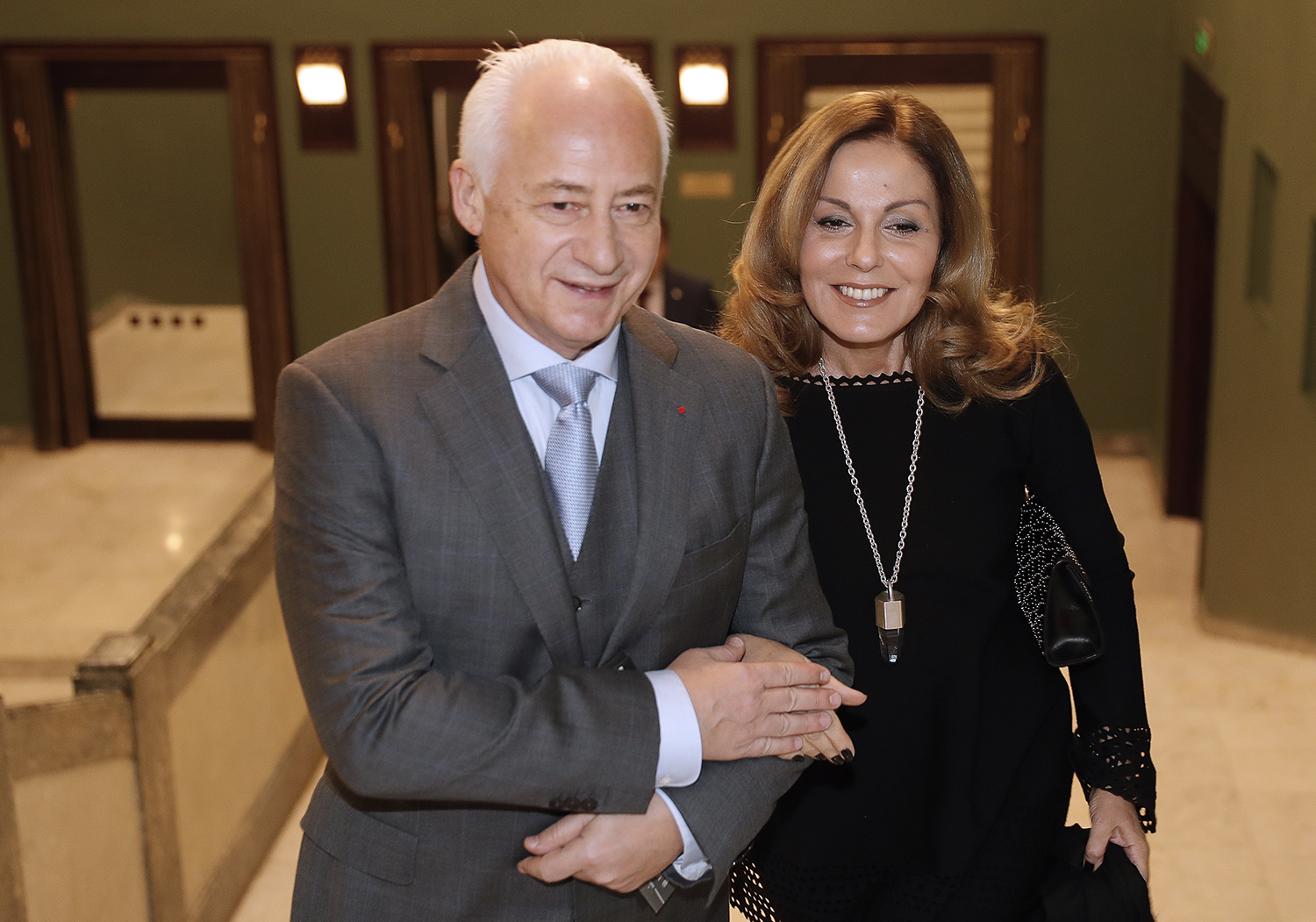 Художественный руководитель и главный дирижер Национального филармонического оркестра России и Государственного камерного оркестра "Виртуозы Москвы" Владимир Спиваков с супругой телеведущей Сати.