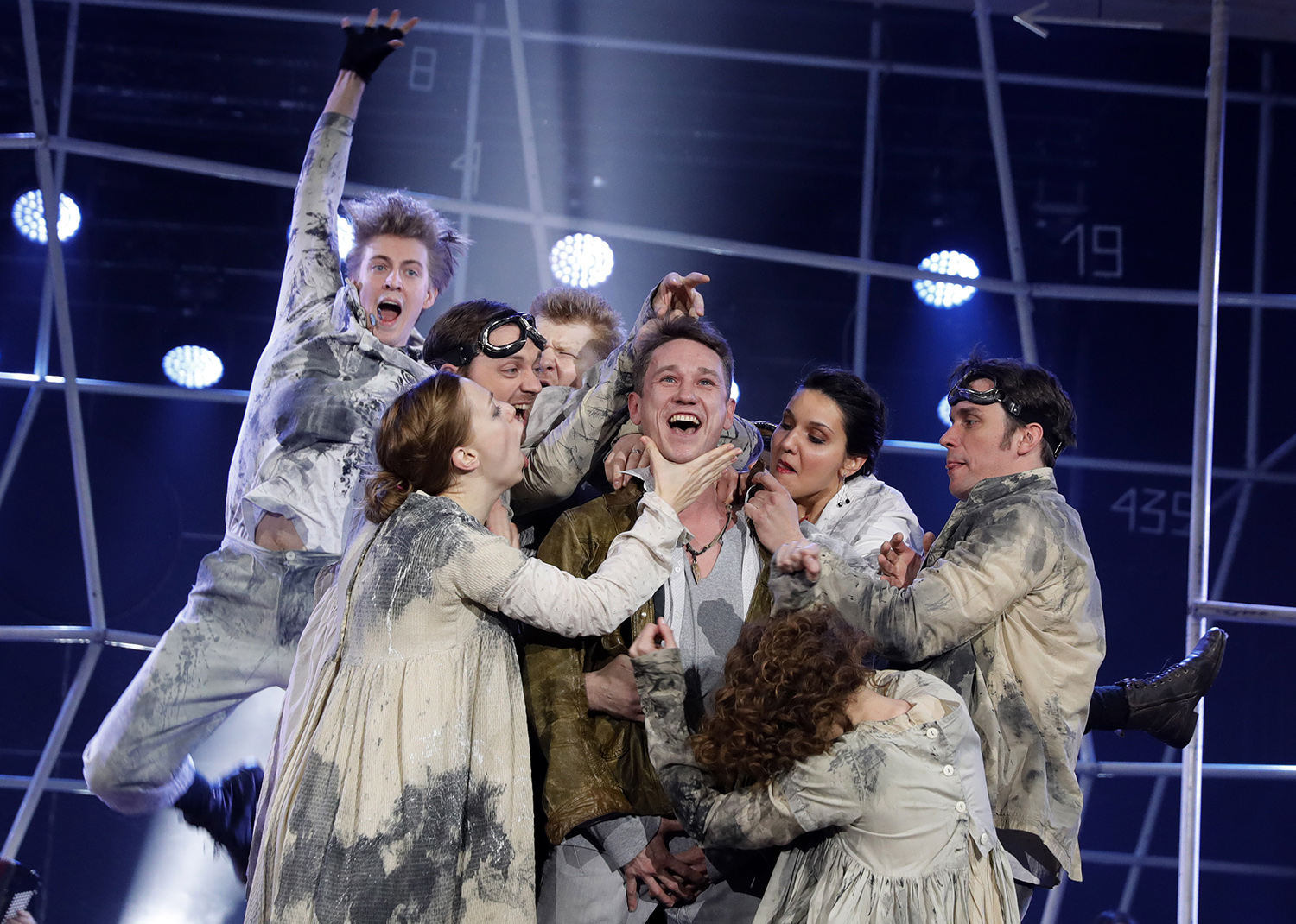 Актер Антон Шагин (в центре).