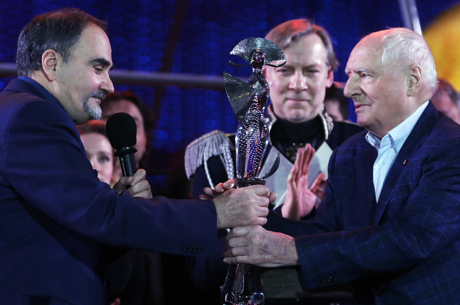 Президент Первой театральной премии России "Хрустальная Турандот" Борис Беленький, актер Виктор Раков и художественный руководитель театра "Ленком" Марк Захаров (слева направо).