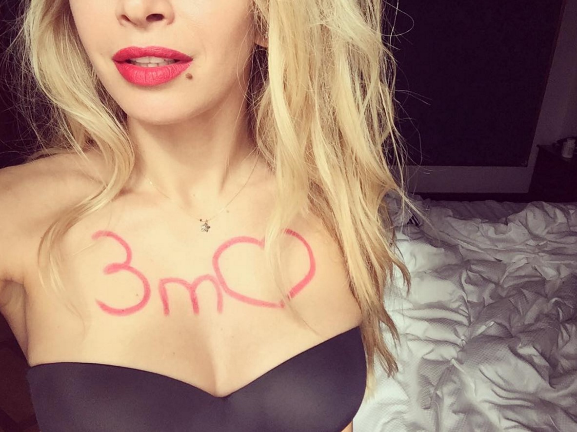 Наблюдают за Брежневой, как сообщается на груди певицы, три миллиона подписчиков.